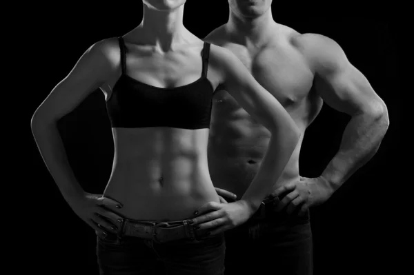 男人和一个女人在健身房里 免版税图库照片