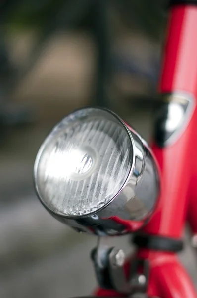 Велосипедный фонарь на велосипедной раме — стоковое фото