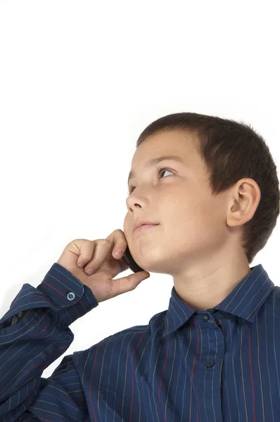 De jongen besprekingen door een mobiele telefoon — Stockfoto