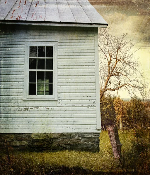Старое окно фермерского дома — стоковое фото