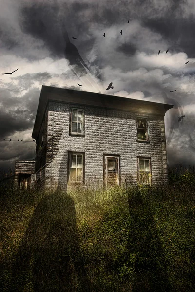 Altes verlassenes Haus mit fliegenden Geistern — Stockfoto