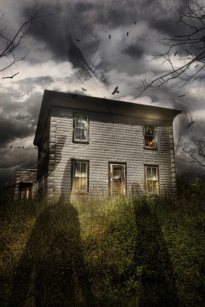 Velha casa abandonada com fantasmas voadores — Fotografia de Stock