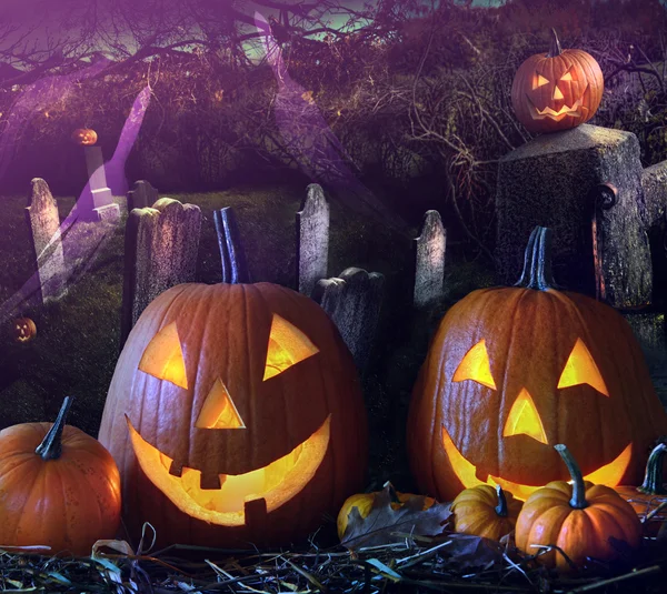 Halloween pumpkins mezar bahçede — Stok fotoğraf