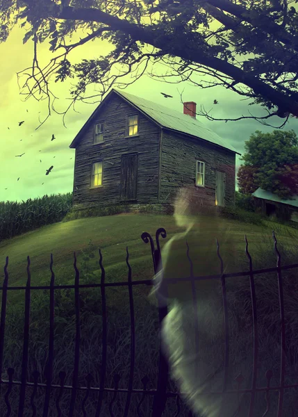 Заброшенный дом с привидениями на холме — стоковое фото