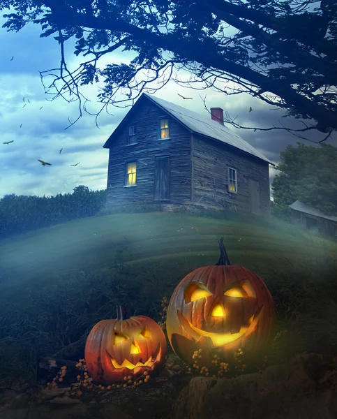 Zucche di Halloween di fronte alla casa spettrale — Foto Stock