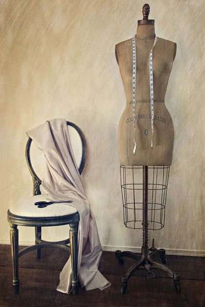 Antika klänning form och stol med vintage känsla — Stockfoto