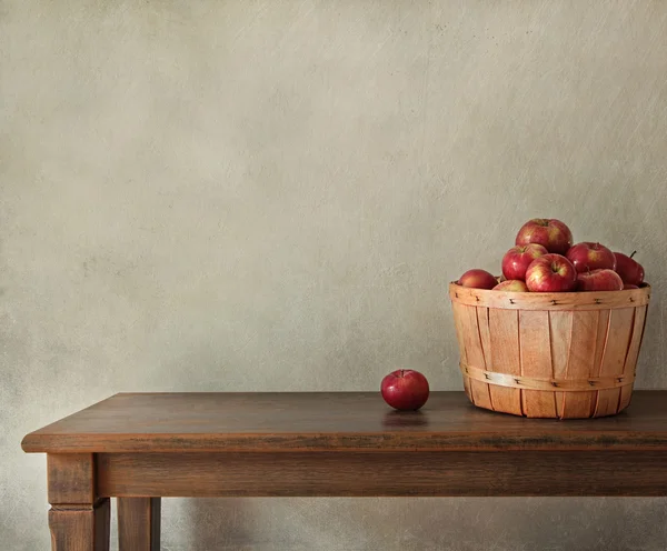 木制桌子上的新鲜苹果 — 图库照片