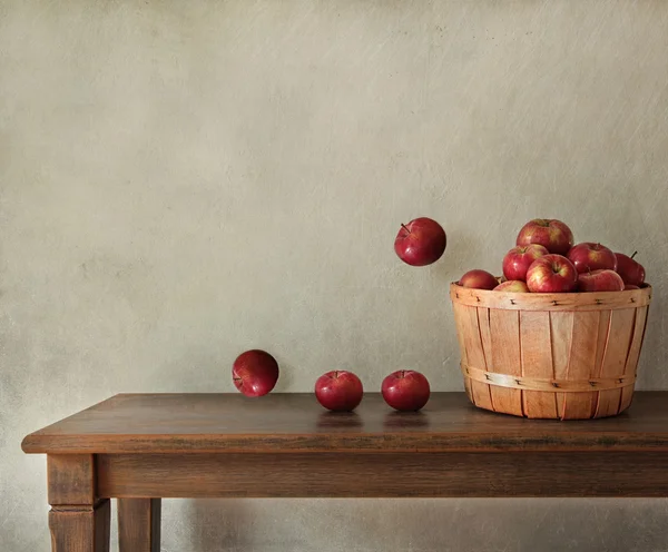 Свежие яблоки на деревянном столе — стоковое фото