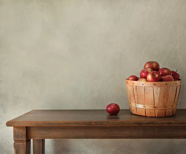Apel segar di meja kayu Stok Foto Bebas Royalti