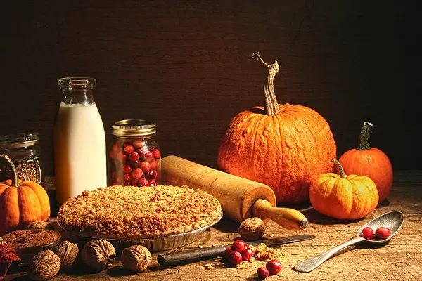 Natureza morta de frutos de outono e torta de esmigalhar Fotografia De Stock