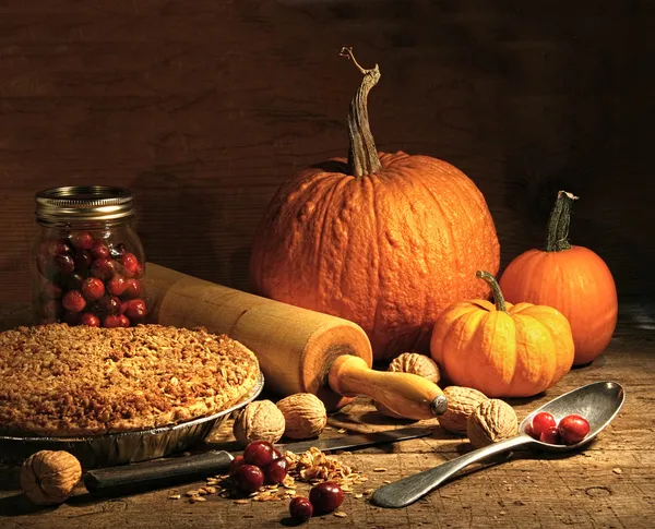 かぼちゃ、ナッツ類、クランベリーと焼きたてのパイ ロイヤリティフリーのストック画像