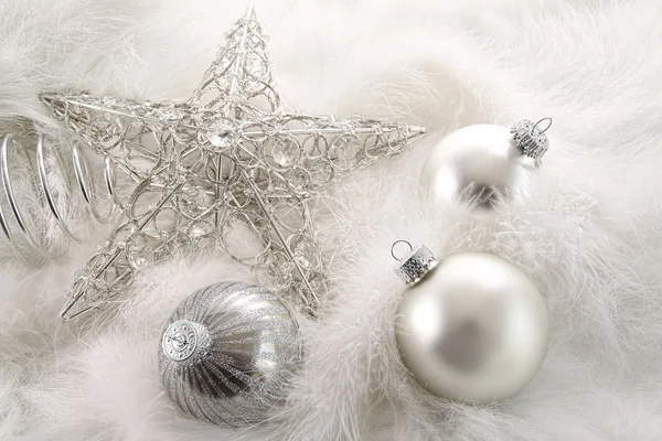 Ornamenti per vacanze in argento in piume — Foto Stock