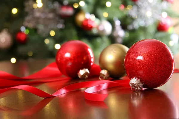 Rode Kerst ornamenten op een tafel — Stockfoto