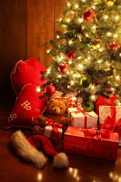 Árbol de Navidad iluminado con regalos —  Fotos de Stock