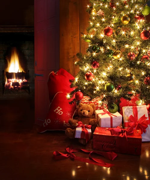 Escena de Navidad con regalos de árbol — Foto de Stock