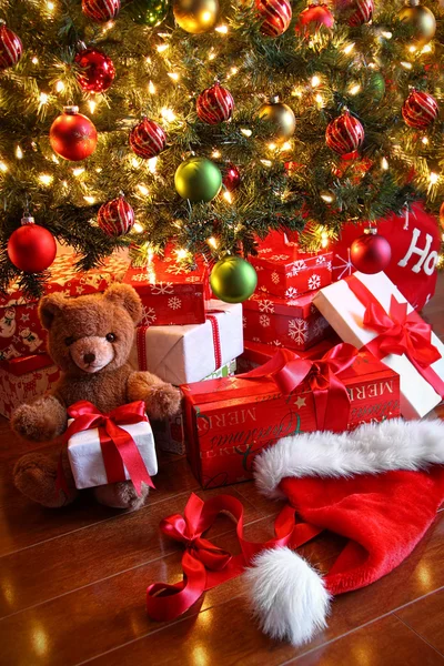 Подарки под елкой на Рождество — стоковое фото