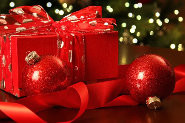 Κόκκινο χριστουγεννιάτικο δώρο με στολίδια — Φωτογραφία Αρχείου