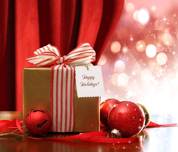 Coffret cadeau de Noël en or et ornements avec des lumières scintillantes — Photo