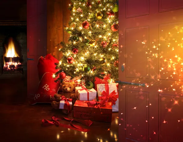 Cena de Natal com árvore e fogo no fundo — Fotografia de Stock