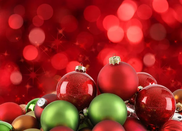 Ornamenti natalizi su sfondo chiaro astratto — Foto Stock