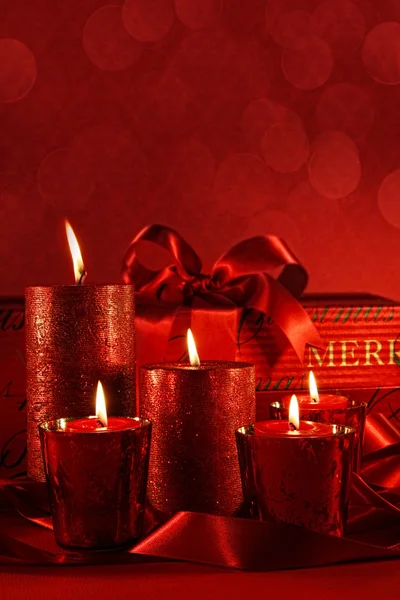 Χριστουγεννιάτικα κεριά σε κόκκινο φόντο — Φωτογραφία Αρχείου