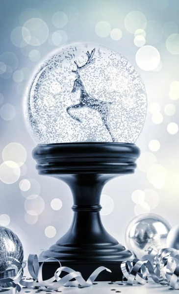 Снігова куля з прикрасами на святковому тлі — стокове фото