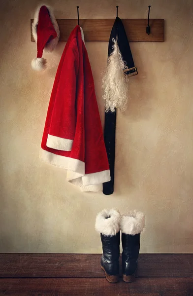 Weihnachtsmannkostüm mit Stiefeln am Kleiderhaken — Stockfoto