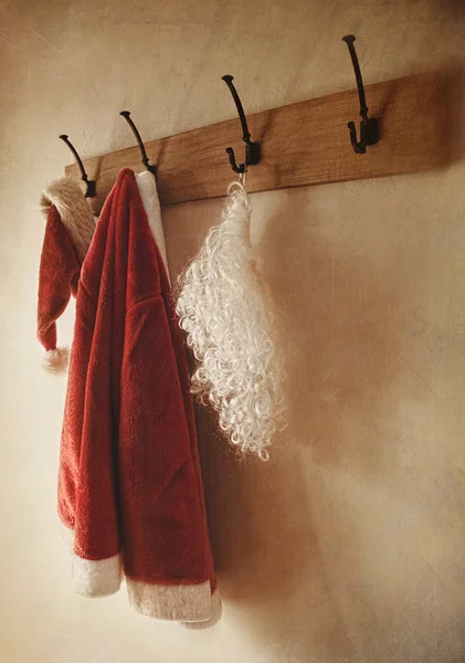 Costume de Père Noël accroché au porte manteau — Photo