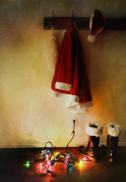 Santa kostuum opknoping op kapstok met kerstverlichting — Stockfoto