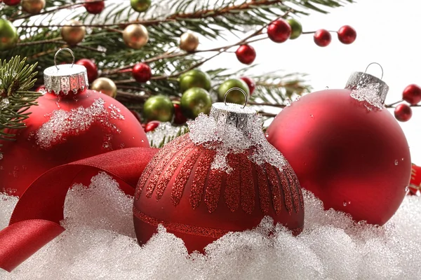Červené vánoční koule na sněhu — Stock fotografie