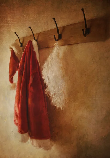 圣诞老人的衣服挂在衣帽架上 — 图库照片