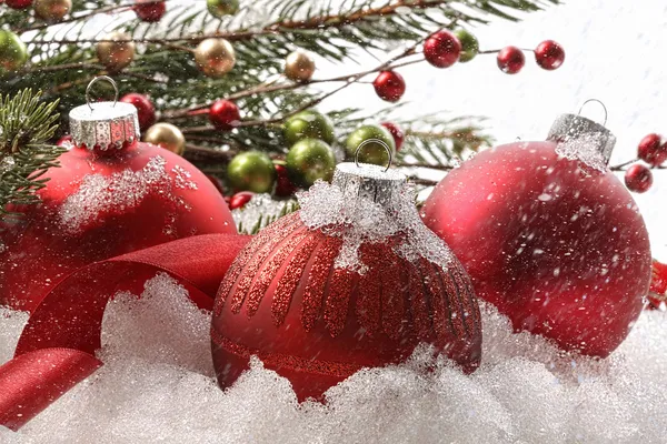 Rode kerstballen in de sneeuw — Stockfoto