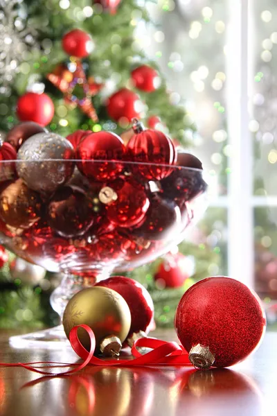 Rote Weihnachtskugeln auf dem Tisch — Stockfoto
