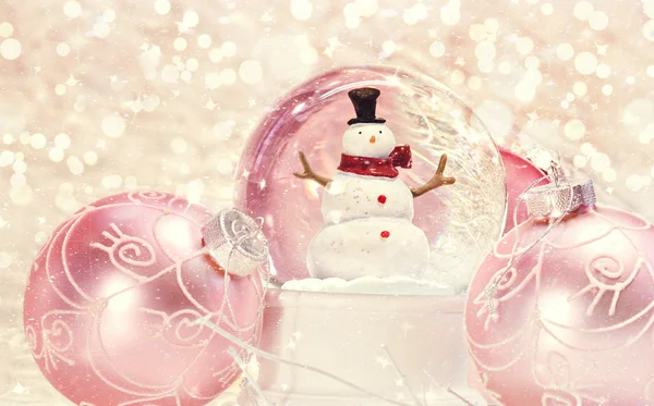 Schneekugel mit rosa Ornamenten — Stockfoto