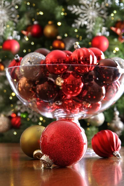 Enfeites de Natal na mesa na frente da árvore — Fotografia de Stock