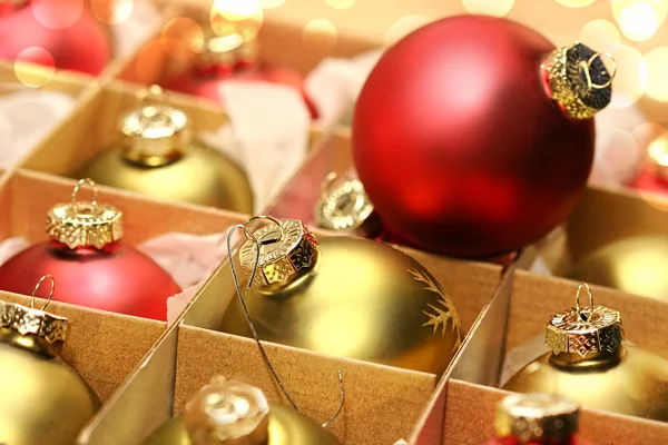 Samling av julgranskulor i låda — Stockfoto