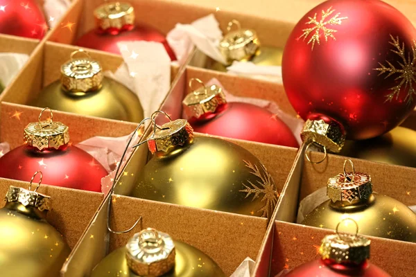 Weihnachtskugeln in Schachtel mit Papierverpackung — Stockfoto