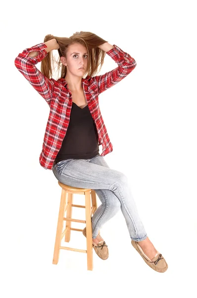 Ładna dziewczyna siedzi. — Zdjęcie stockowe