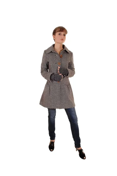 Flicka i brun kappa. — Stockfoto