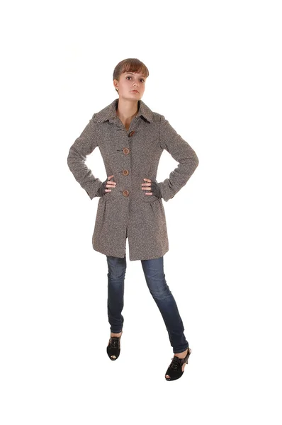 Девушка в коричневом пальто . — стоковое фото