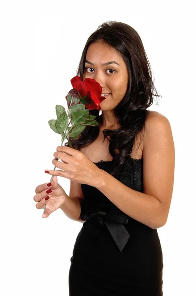 Mädchen riecht rote Rose. — Stockfoto