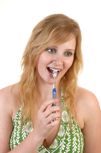 Dívka začít čistit zuby. — Stock fotografie