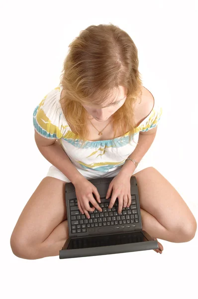 Dospívající dívka s notebookem. — Stock fotografie