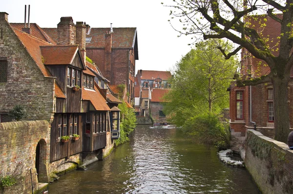 Vista clássica dos canais de Bruges . — Fotografia de Stock