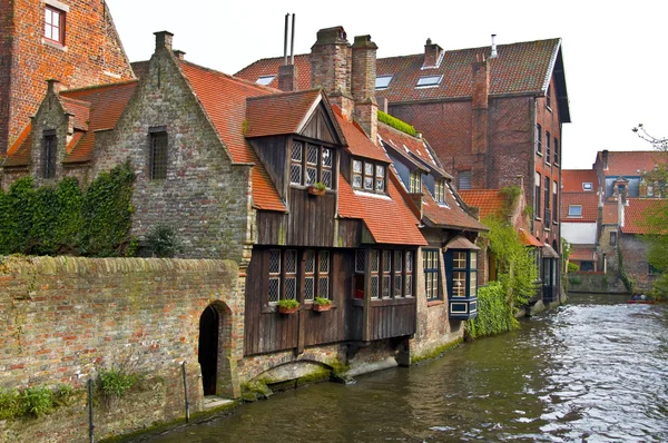 Klassieke weergave alle kanalen van Brugge — Stockfoto