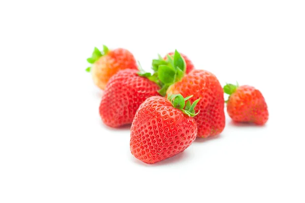 Grandes fresas rojas maduras jugosas aisladas en blanco — Foto de Stock