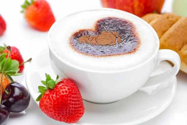Cappuccino i en kopp i form av hjerter, kirsebær, croissant og – stockfoto