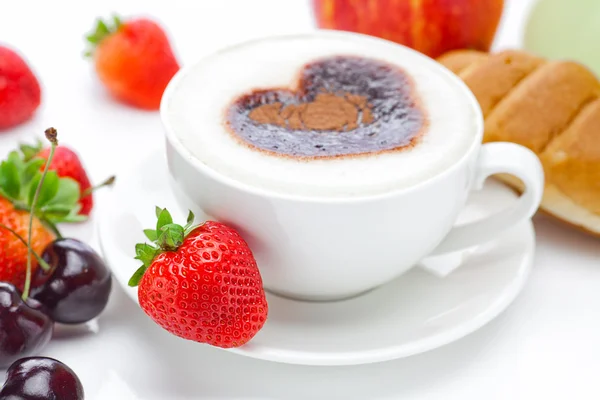 Cappuccino in tazza a forma di cuore, ciliegia, croissant e — Foto Stock