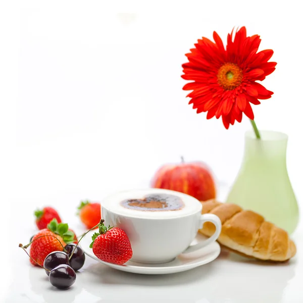 Cappuccino dans une tasse en forme de coeurs, gerbera, pomme, cerise, — Photo