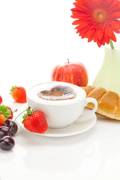 Cappuccino in einer Tasse in Herzform, Gerbera, Apfel, Kirsche, — Stockfoto